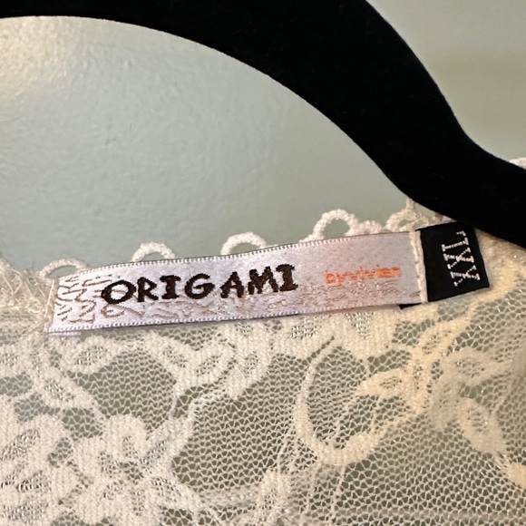 Elegant Floral Lace Cape - Picture 2 of 3